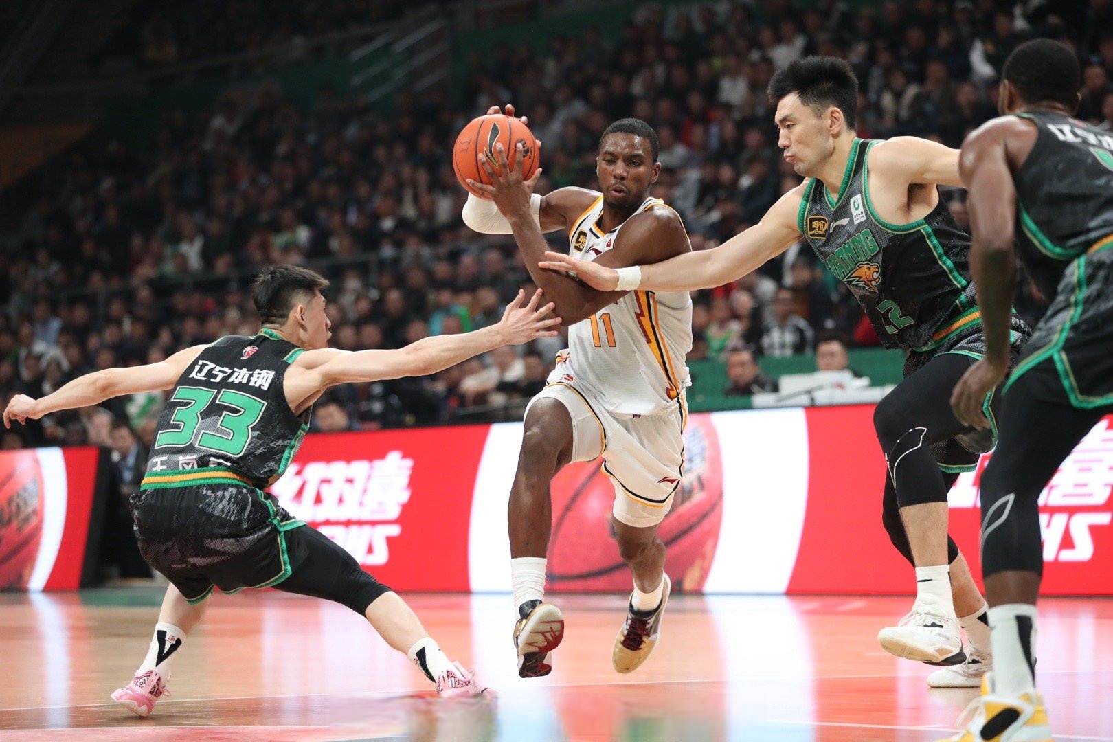 山东男篮迎欧联关键赛，今晚内部沟通，底气十足，身体对抗强度拉满(今日山东男篮风云再起)